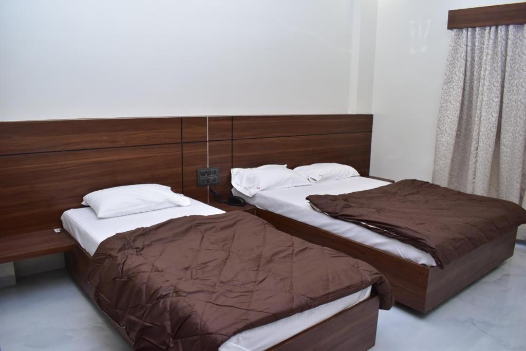 Hotel Sai Sandesh Ширді Екстер'єр фото
