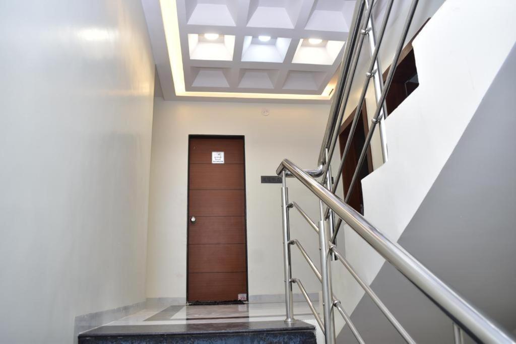 Hotel Sai Sandesh Ширді Екстер'єр фото